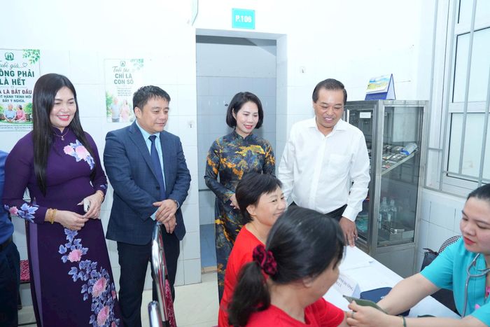 Phó Giám đốc Sở Y tế Hà Nội Đinh Hồng Phong (áo trắng) và lãnh đạo UBND phường Bồ Đề thăm hỏi người cao tuổi tại Trung tâm. Ảnh: Hoàng Linh