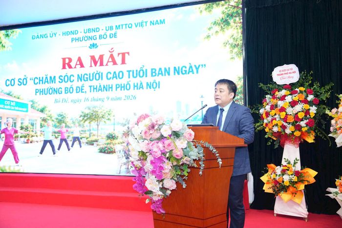 Chủ tịch UBND phường Bồ Đề Phạm Bạch Đằng phát biểu tại lễ ra mắt. Ảnh: Hoàng Linh