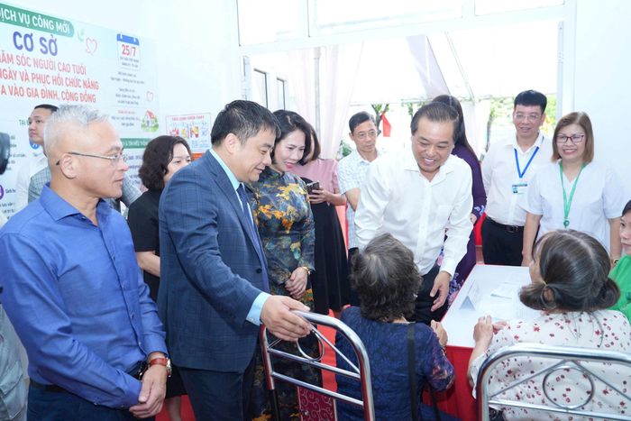 Nhu cầu chăm sóc sức khỏe thường xuyên, phục hồi chức năng, tư vấn dinh dưỡng của người cao tuổi ngày càng tăng. Ảnh: Hoàng Linh