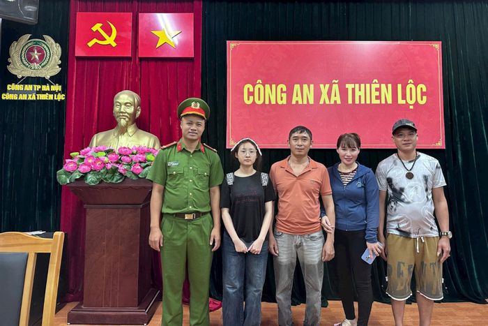 Chị Nguyễn Yến Vi cùng gia đình tại trụ sở Công an xã Thiên Lộc. Ảnh: PV