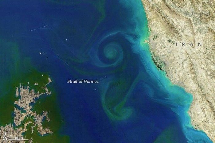 Căng thẳng tại Eo biển Hormuz đe dọa an ninh năng lượng toàn cầu, nơi hơn 20% dầu mỏ và khí đốt thế giới đi qua mỗi ngày. Ảnh: NASA
