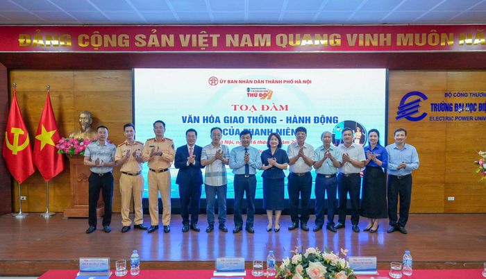 Các đại biểu tham gia chương trình chụp ảnh lưu niệm. Ảnh: Duy Khánh