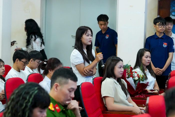 Sinh viên Bùi Ngọc Diệp bày tỏ quan điểm giới trẻ về văn hoá giao thông. Ảnh: Duy Khánh