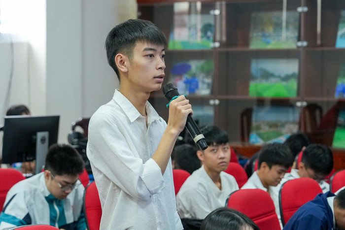 Sinh viên Nguyễn Phương Nam đặt câu hỏi tại toạ đàm. Ảnh: Duy Khánh