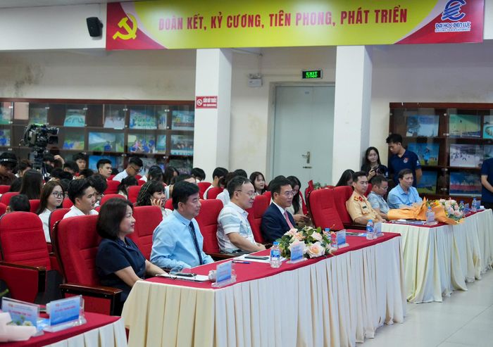 Các đại biểu và sinh viên tham gia toạ đàm. Ảnh: Duy Khánh