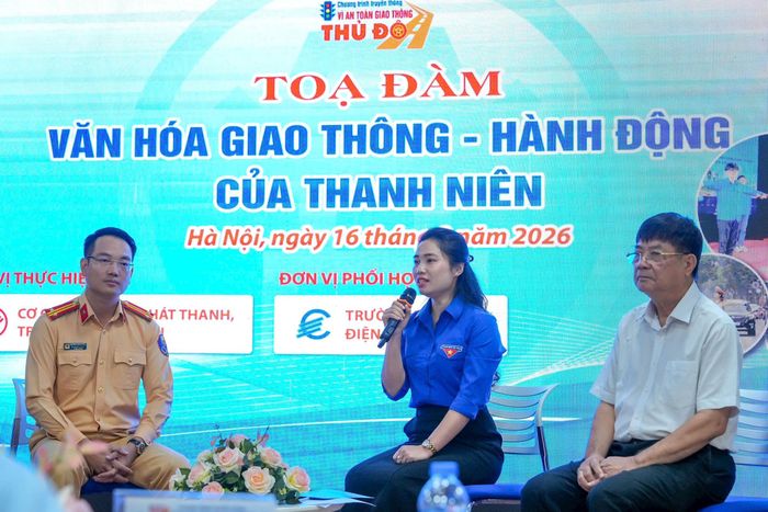 Thạc sĩ Nguyễn Vân Anh bày tỏ quan điểm của lớp trẻ với văn hoá giao thông. Ảnh: Duy Khánh