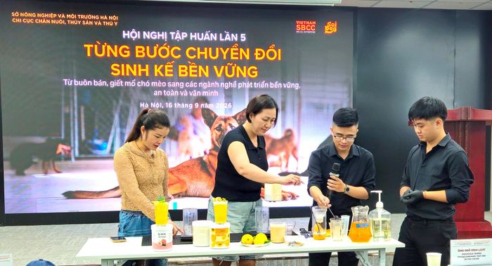 Các chủ cơ sở kinh doanh được chuyên gia hướng dẫn, thực hành pha chế đồ uống. Ảnh: Ánh Dương