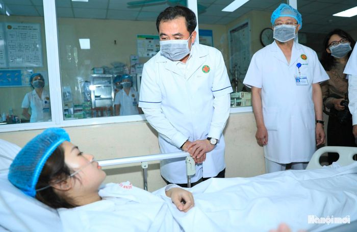Bí thư Thành ủy Hà Nội Trần Đức Thắng hỏi thăm, động viên nạn nhân vụ cháy. Ảnh: Quang Thái.