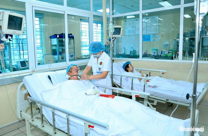 Y, bác sĩ Bệnh viện Quân y 354 chăm sóc nạn nhân vụ cháy. Ảnh: Quang Thái.