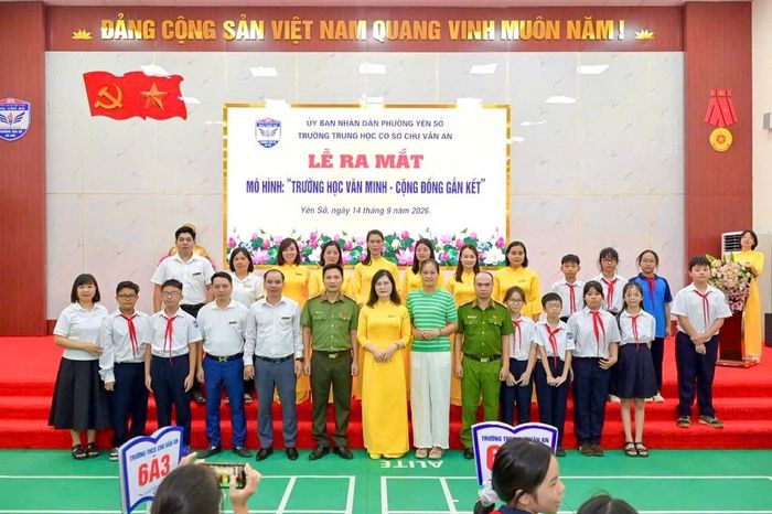 Công an phường Yên Sở phối hợp với Trường THCS Chu Văn An tổ chức ra mắt mô hình “Trường học văn minh - Cộng đồng gắn kết”. Ảnh: Công an thành phố Hà Nội