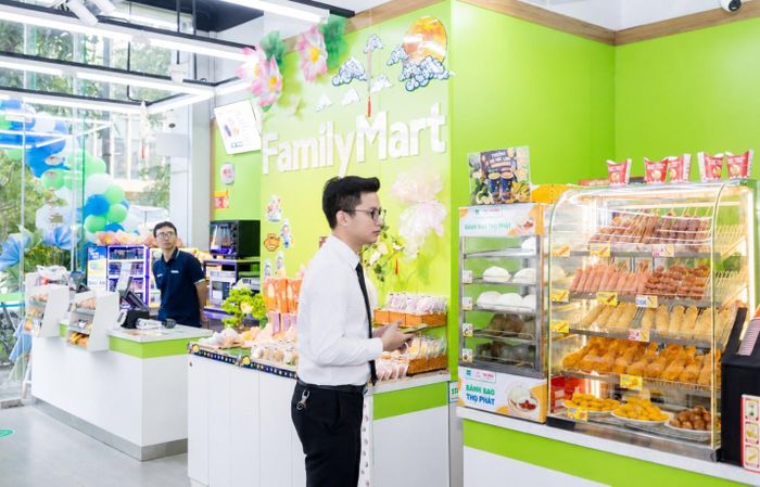 Nhóm thực phẩm chế biến sẵn giúp cửa hàng tiện lợi đáp ứng cả nhu cầu mua sắm và dùng bữa nhanh. Ảnh: FamilyMart