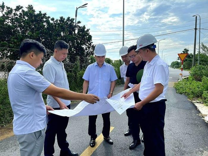 Lãnh đạo xã Hát Môn kiểm tra công tác đầu tư cơ sở hạ tầng phục vụ đấu giá quyền sử dụng đất. Ảnh: HM