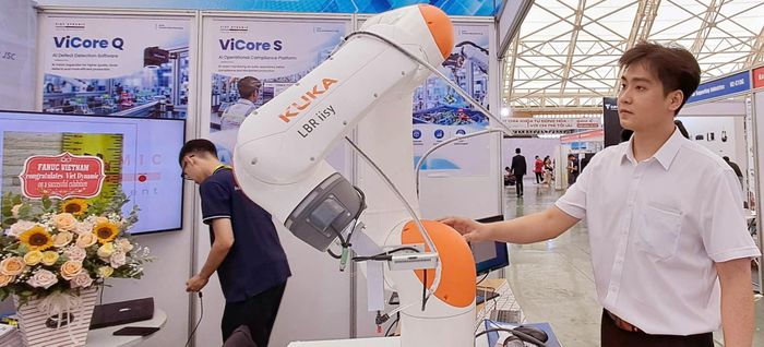 Doanh nghiệp Việt Nam giới thiệu sản phẩm công nghệ xanh tại hội chợ. Ảnh: Hoài Nam
