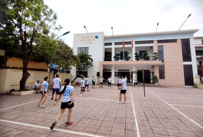 Tập luyện bóng chuyền tại Nhà văn hóa - Khu thể thao thôn Đông Khê. Ảnh: Thiên Tú