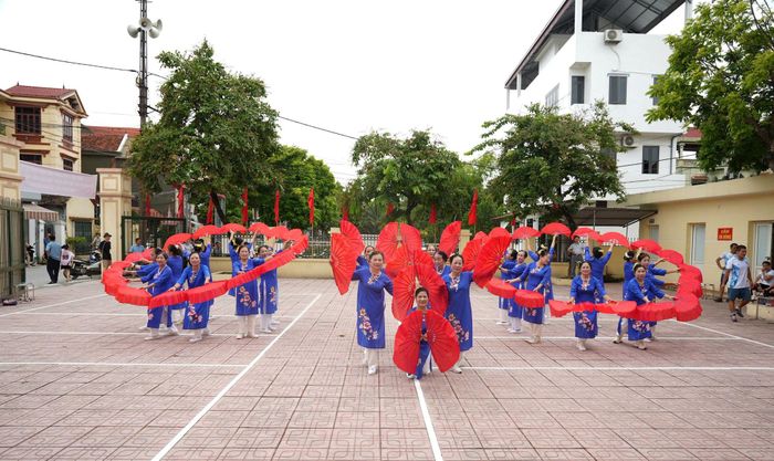 Sinh hoạt văn nghệ của câu lạc bộ người cao tuổi. Ảnh: Thiên Tú
