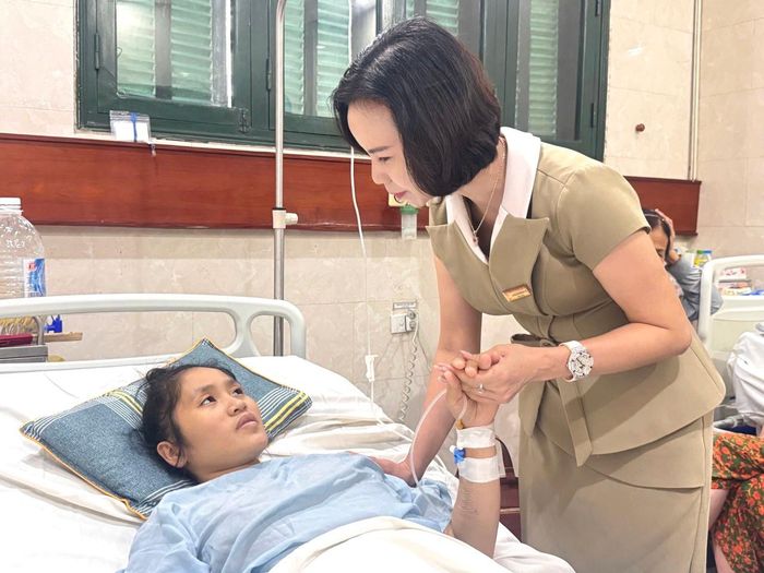 Cô giáo Dương Thị Thanh Tú, Hiệu trưởng Trường THCS chất lượng cao Trưng Vương động viên cô giáo Hoàng Thị Hiền. Ảnh: CTV