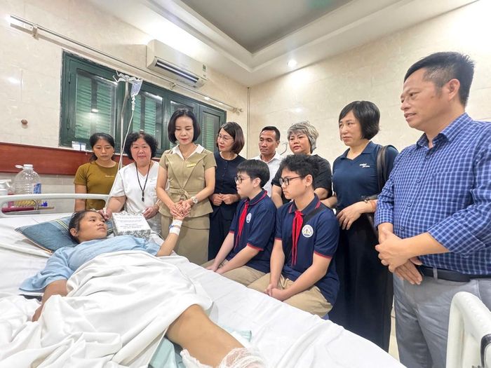 Đại diện Trường THCS chất lượng cao Trưng Vương thăm cô giáo Hoàng Thị Hiền. Ảnh: CTV