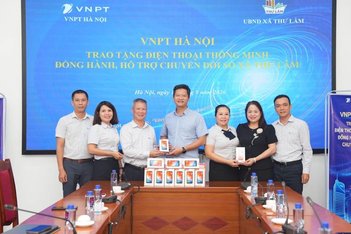 Trao tặng 26 máy điện thoại thông minh tới UBND xã Thư Lâm để địa phương bàn giao cho người dân có hoàn cảnh khó khăn tại địa bàn. Ảnh: H.T