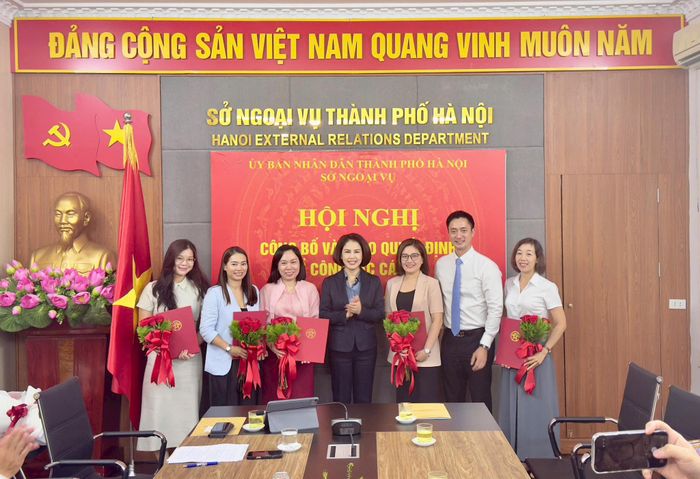 Giám đốc Sở Ngoại vụ Ngô Minh Hoàng trao hoa và quyết định cho các cán bộ được tiếp nhận, bổ nhiệm. Ảnh: Duy Anh.