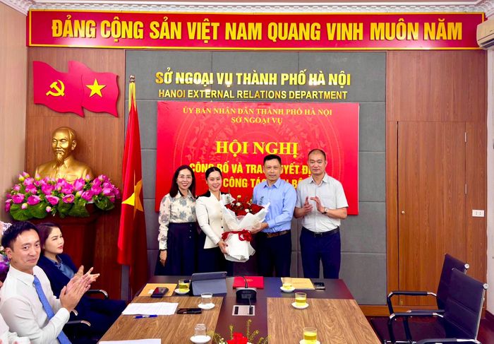 PGS.TS Nguyễn Thành Lợi, Phó Giám đốc Cơ quan Báo và PTTH Hà Nội tặng hoa chúc mừng. Ảnh: Duy Anh