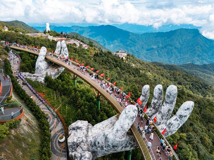 Cầu Vàng – cây cầu biểu tượng của Sun World Ba Na Hills khiến cả thế giới ngỡ ngàng thán phục. Ảnh: PV