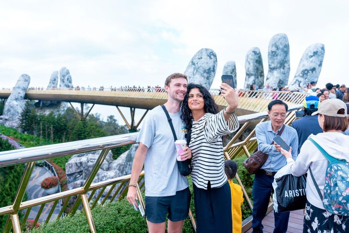 Nụ cười rạng rỡ của du khách năm châu du lịch tại Sun World Ba Na Hills. Ảnh: PV