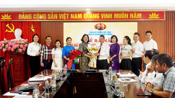 Lãnh đạo Hội Doanh nghiệp phường Việt Hưng tặng hoa chúc mừng Chi bộ Cơ quan Hội Doanh nghiệp. Ảnh: Bảo Duy