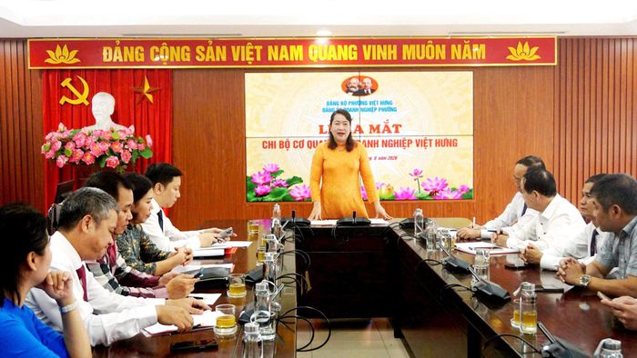 Trưởng ban Xây dựng Đảng phường Việt Hưng Đinh Thị Bích Nguyệt phát biểu chỉ đạo. Ảnh: B.Duy