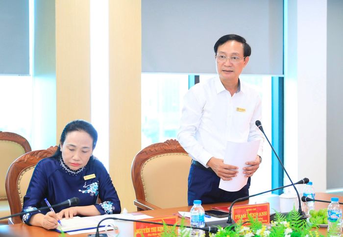 Phó Giáo sư, Tiến sĩ Phạm Minh Anh, Hiệu trưởng Trường Đào tạo cán bộ Lê Hồng Phong báo cáo tại buổi làm việc. Ảnh: Quang Thái