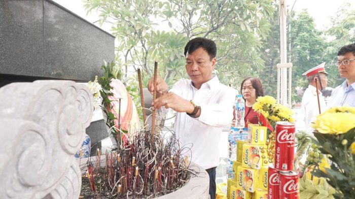 Lãnh đạo xã Thiên Lộc dâng hương tri ân các liệt sĩ. Ảnh: PV