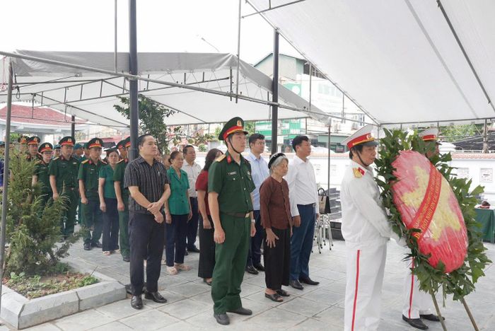 Các đại biểu, cán bộ, lực lượng tham gia thực hiện nhiệm vụ dành một phút tưởng niệm các liệt sĩ tại Lễ an vị, hoàn trả phần mộ liệt sĩ diễn ra sáng ngày 16/9. Ảnh: PV