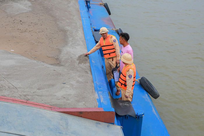 Công tác tuần tra kiểm soát được tăng cường trong mọi điều kiện. Ảnh: Đức Tuấn