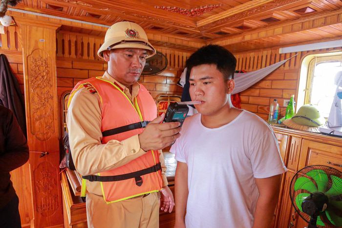 Kiểm tra nồng độ cồn được tiến hành rất nghiêm túc. Ảnh: Đức Tuấn