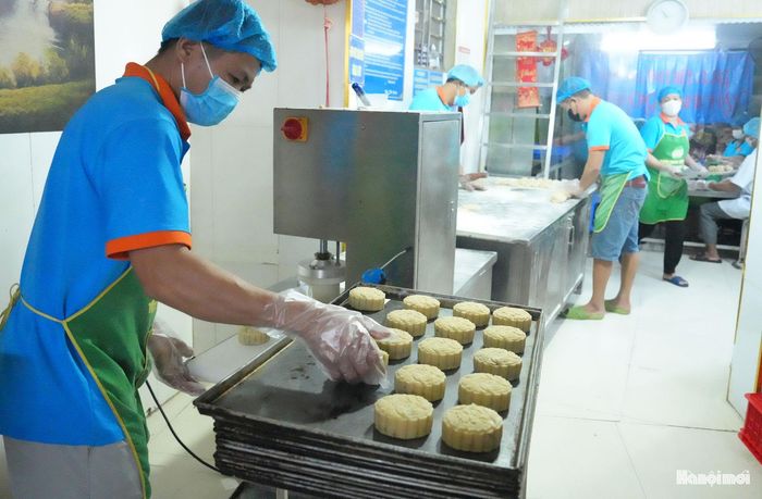 Sau khi trộn xong các nguyên liệu với nhau, nhân bánh sẽ được vo tròn, tuỳ vào mỗi chiếc bánh lớn nhỏ sẽ có lượng nhân quy định, được cân cẩn thận để đảm bảo chính xác trọng lượng. Sau đó, người thợ ép bánh vào khuôn để thành hình rồi xếp đều ra khay, trông rất đẹp mắt.