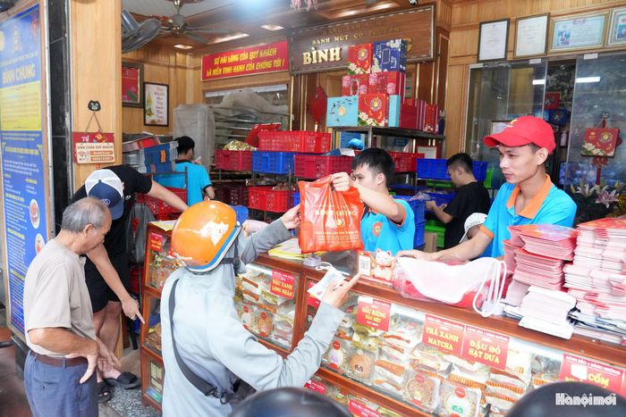 Những ngày cao điểm, lò bánh của gia đình cô Bình sản xuất khoảng hơn 1.000 chiếc mỗi ngày. Bánh nướng xong được để nguội, đóng gói ngay để giữ hương vị tươi ngon. Do giá nguyên liệu tăng nên các loại bánh truyền thống như bánh dẻo, bánh nướng nhân các loại sẽ có giá giao động 50.000 - 70.000 đồng/chiếc", Cô Bình cho biết thêm.