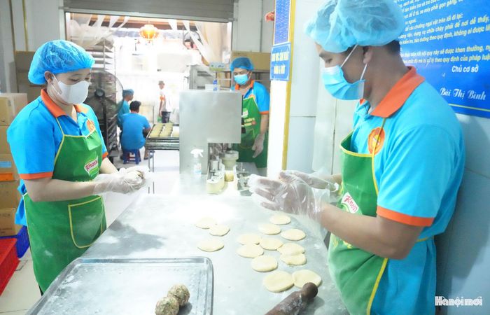Đến hẹn lại lên, cứ mỗi dịp vào tháng 7, tháng 8 Âm lịch không khí tại làng nghề bánh Trung thu Xuân Đỉnh lại trở nên rộn ràng.