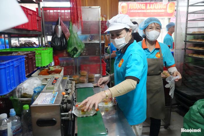 Công đoạn cuối cùng là đóng gói bằng khay nhựa và ép nhiệt bao bì.