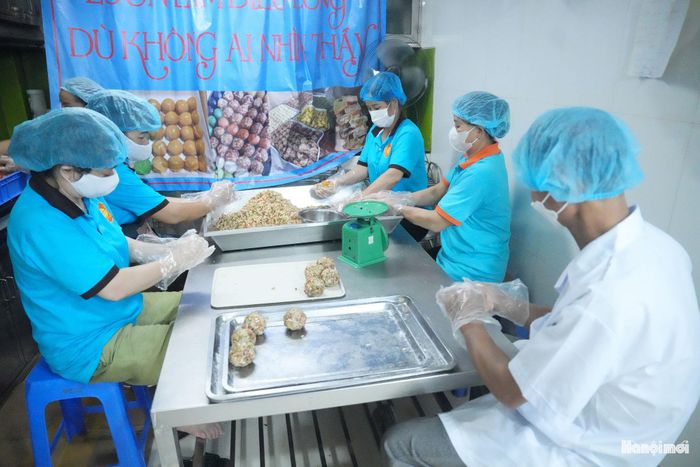 Nhắc đến làng nghề bánh Trung thu truyền thống ở Hà Nội, chắc hẳn cái tên Xuân Đỉnh sẽ hiển hiện trong suy nghĩ của nhiều người. Bởi đây là một trong những cái nôi của nghề làm bánh Trung thu của Thủ đô.
