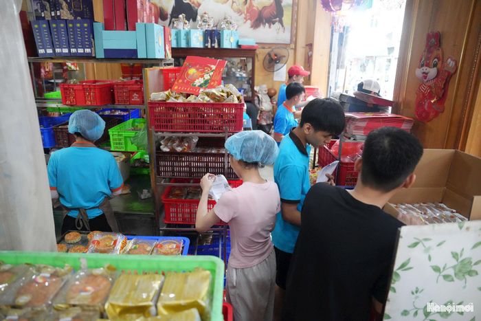 Cô Bùi Thị Bình, chủ cơ sở sản xuất bánh Trung thu Bình Chung (Xuân Đỉnh), chia sẻ: “Gia đình tôi làm bánh Trung thu qua nhiều thế hệ. Để giữ được hương vị truyền thống và chất lượng bánh, chúng tôi đặc biệt chú trọng khâu lựa chọn nguyên liệu có nguồn gốc, thương hiệu rõ ràng, bảo đảm an toàn thực phẩm. Trong quá trình nướng, nhiệt độ cũng phải được kiểm soát phù hợp với từng loại bánh để bánh chín đều, lên màu đẹp và giữ được hương vị đặc trưng”.