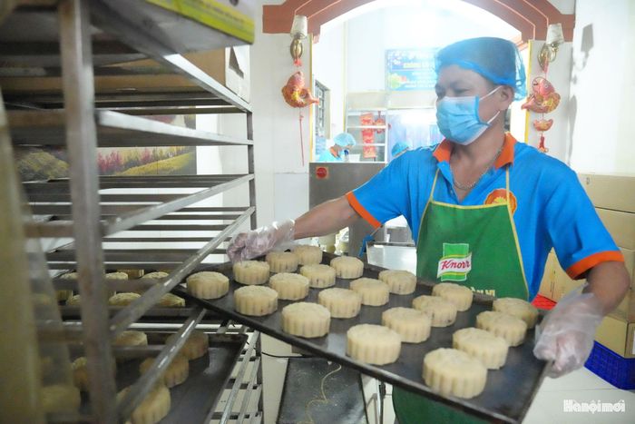 Trước khi đưa vào lò nướng, bánh được phủ một lớp lòng đỏ trứng lên bề mặt để tạo độ thơm và lên màu tự nhiên. Để nướng bánh sẽ phải trải qua hai giai đoạn, bánh được cho vào lò nướng 10 phút, sau đó được phun thêm lớp lòng đỏ trứng, nướng tiếp 20 phút cho tới khi chín vàng.