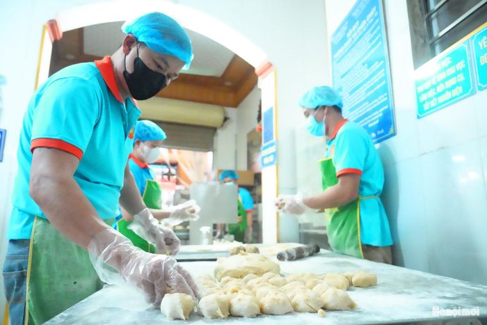 Đằng sau mỗi chiếc bánh là cả quy trình công phu. Người làm nghề ở Xuân Đỉnh có "bí kíp gia truyền" riêng để tạo hương vị đặc trưng cho bánh.