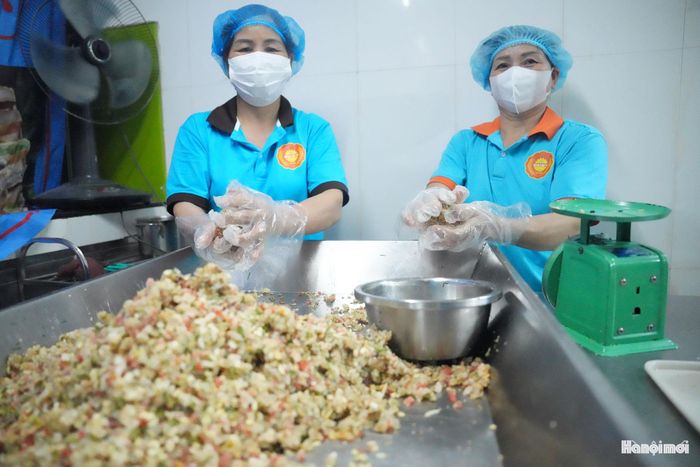 Điểm làm nên sức hút chính là phần nhân thập cẩm được làm từ mỡ lợn, lạp xưởng thái hạt lựu, trộn cùng hạt sen, vừng, mứt bí,... theo công thức gia truyền.