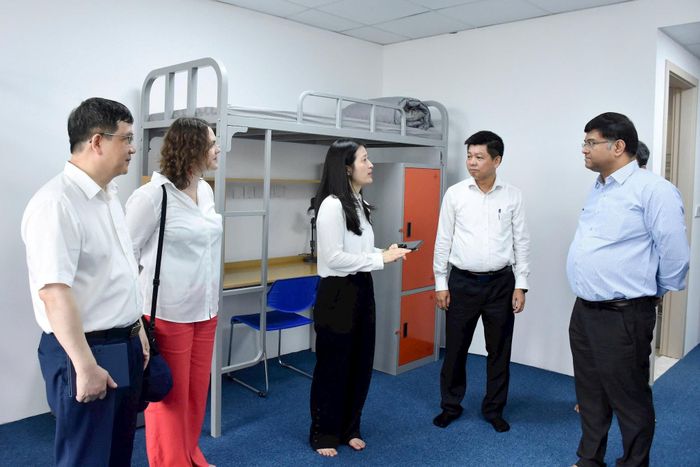 Chuyên gia khảo sát khu lưu trú dành cho thí sinh. Ảnh: Phạm Thảo