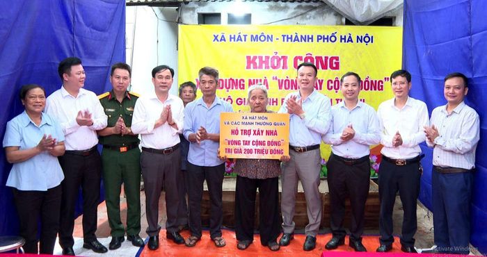 Các đồng chí lãnh đạo xã Hát Môn trao hỗ trợ cho gia đình bà Nguyễn Thị Thi. Ảnh: HM