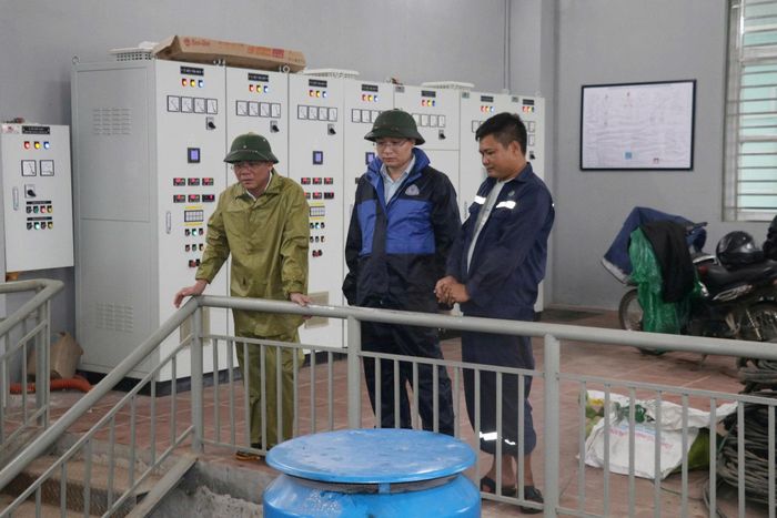 Lãnh đạo xã Trần Phú kiểm tra, chỉ đạo đơn vị quản lý, vận hành trạm bơm tiêu úng bảo vệ sản xuất nông nghiệp, giảm ngập lụt khu dân cư. Ảnh: Hồng Đào