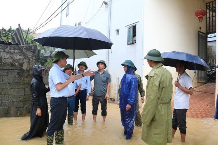 Lãnh đạo xã Quảng Bị kiểm tra, chỉ đạo triển khai phương án sơ tán dân, bảo vệ an toàn dân cư vùng ven sông Bùi. Ảnh: Phương Liên