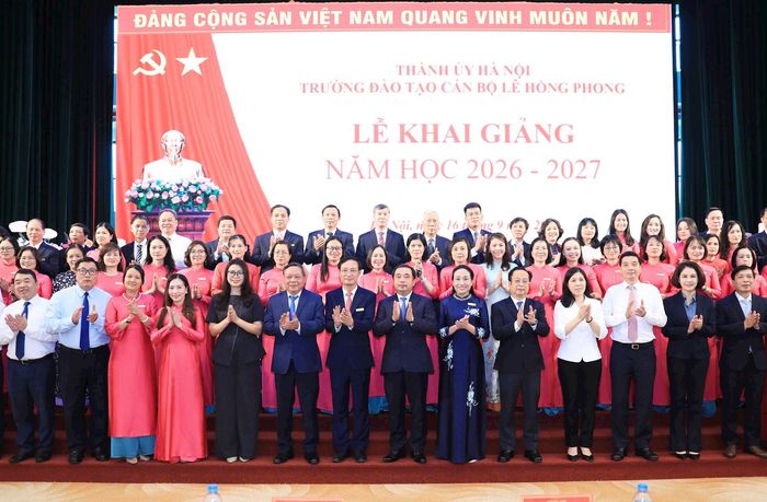 Bí thư Thành ủy Hà Nội Trần Đức Thắng và các đồng chí lãnh đạo thành phố Hà Nội với cán bộ, giảng viên Trường Đào tạo cán bộ Lê Hồng Phong trong lễ khai giảng năm học mới. Ảnh: Quang Thái