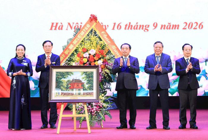 Bí thư Thành ủy Hà Nội Trần Đức Thắng và các đồng chí lãnh đạo thành phố Hà Nội tặng hoa chúc mừng Trường Đào tạo cán bộ Lê Hồng Phong khai giảng năm học mới. Ảnh: Quang Thái