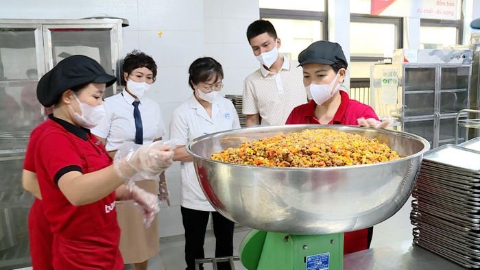 Kiểm tra thực phẩm tại Trường Tiểu học Nguyễn Viết Xuân (phường Yên Hòa). Ảnh: Lê Nguyễn