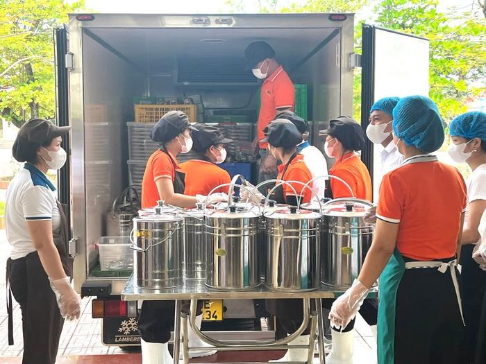 Kiểm tra suất ăn cung ứng cho học sinh Trường Tiểu học Kim Bài (xã Thanh Oai). Ảnh: Lê Nguyễn 